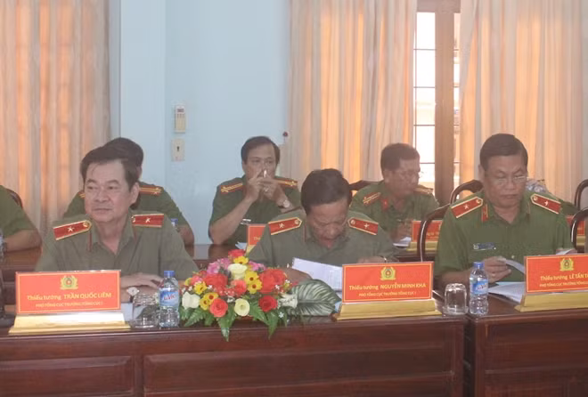 Các đại biểu dự buổi làm việc.