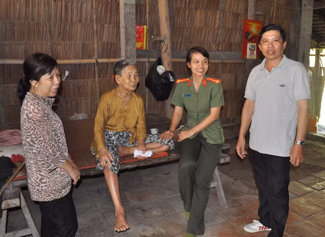 Cán bộ Đoàn thanh niên Cục An ninh Tây Nam bộ tặng quà cho gia đình chính sách. Cán bộ Đoàn thanh niên Cục An ninh Tây Nam bộ tặng quà cho gia đình chính sách.