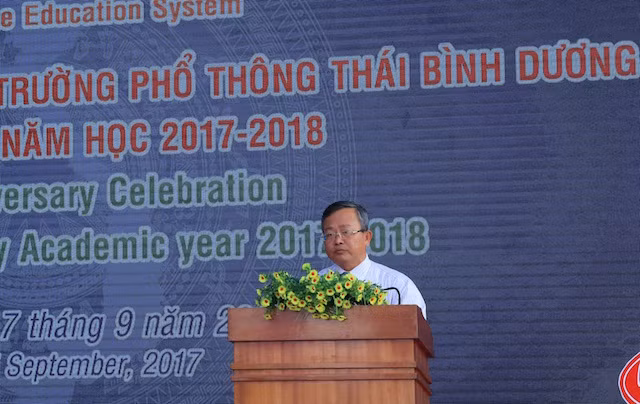 Ông Nguyễn Trung Nhân, Bí thư Quận uỷ Ninh Kiều đọc thư chúc mừng của Thành uỷ, nhân dịp khai giảng năm học mới.