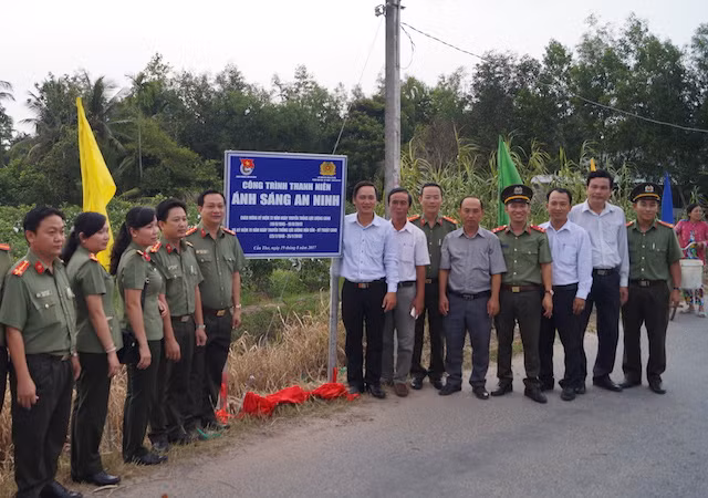 Phòng Hậu cần – Kỹ thuật Công an TP Cần Thơ bàn giao công trình “Ánh sáng văn minh”.