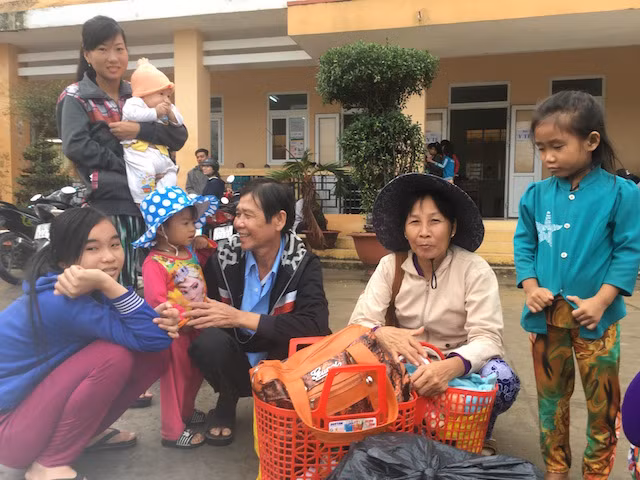 Nhiều người vui mừng vì bão không vào đất liền.