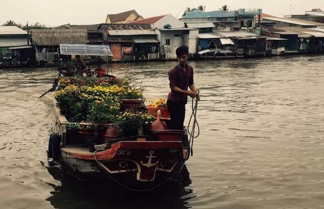 Ghe thuyền chở hoa từ Bến Tre cập bờ kè Vĩnh Thuận.