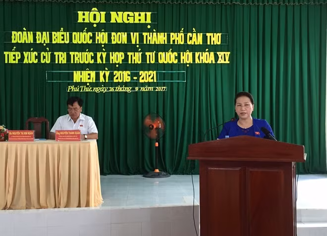 Chủ tịch Quốc hội Nguyễn Thị Kim Ngân tiếp xúc với cử tri Cần Thơ.