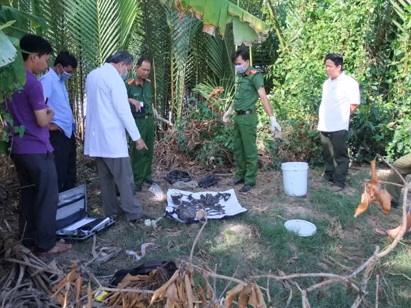 Cơ quan chức năng khám nghiệm hiện trường vụ phát hiện bộ xương khô.