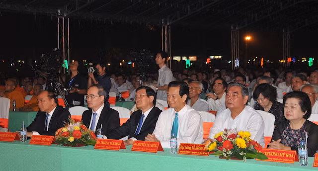 Các đồng chí lãnh đạo, nguyên lãnh đạo Đảng, Nhà nước dự lễ kỷ niệm. Các đồng chí lãnh đạo, nguyên lãnh đạo Đảng, Nhà nước dự lễ kỷ niệm.