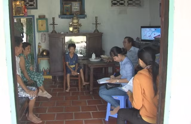 Cán bộ y tế hướng dẫn người nhà bệnh nhân vệ sinh, tiêu độc khử trùng.