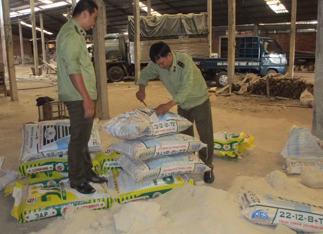 Tiêu huỷ phân bón giả.