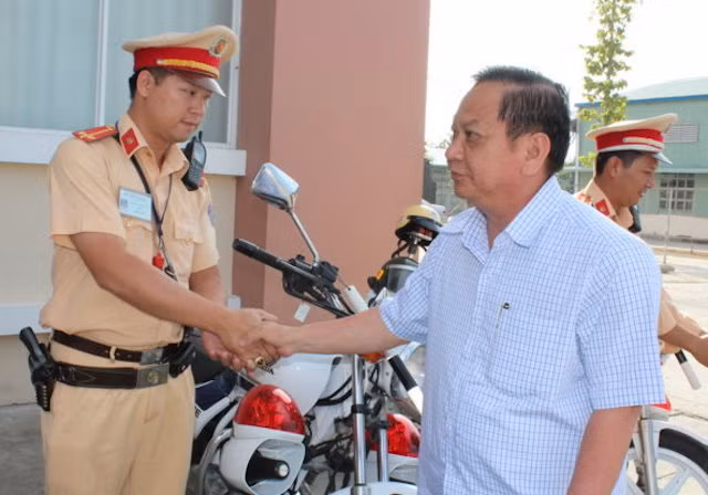 Đoàn Công tác thành phố Cần Thơ do đồng chí Trần Quốc Trung, Bí thư Thành ủy làm Trưởng đoàn đã đến chúc Tết và kiểm tra công tác ứng trực, bảo vệ ANTT trước, trong đêm Giao thừa.