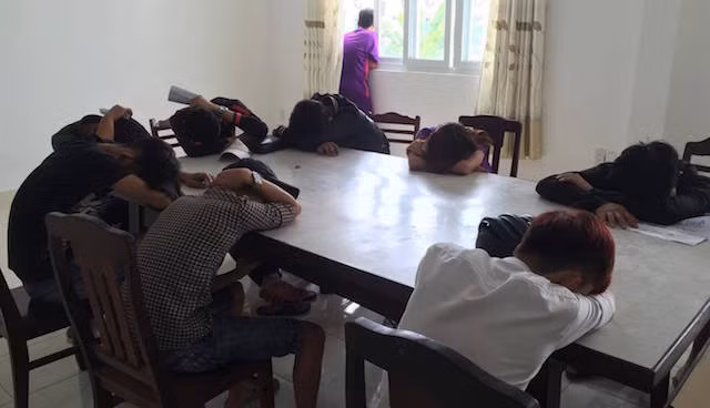 Nhóm thanh thiếu niên bị tạm giữ để làm rõ hành vi tụ tập, cỗ vũ đua xe trái phép.