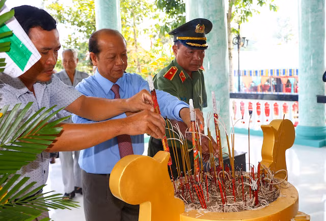 Lãnh đạo Tỉnh uỷ, Công an tỉnh Vĩnh Long thắp hương tại Bia truyền thống.