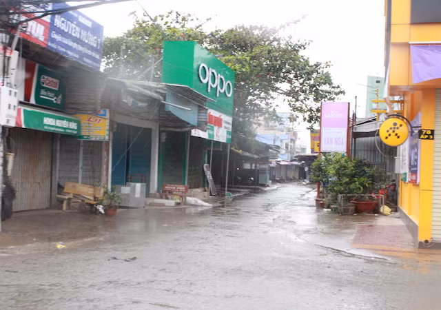 Góc phố vắng tanh sau khi sơ tán dân tránh bão.