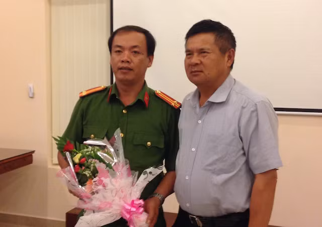 Thiếu tướng Hồ Sỹ Tiến tặng hoa chúc mừng thành viên Ban chuyên án, Trung tá Trần Văn Kỳ Trưởng Phòng Cảnh sát hình sự Công an Trà Vinh