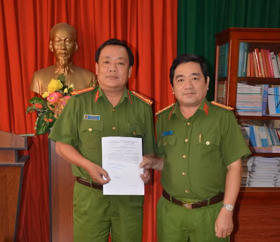 Đại tá Lê Văn Hòa - Phó Giám đốc Công an tỉnh khen thưởng cho lực lượng khám phá án. Đại tá Lê Văn Hòa - Phó Giám đốc Công an tỉnh khen thưởng cho lực lượng khám phá án.