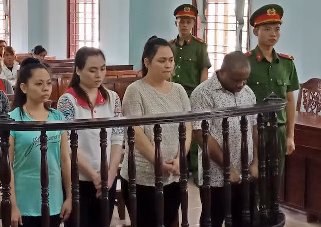 Nhóm 4 bị cáo tại phiên toà.