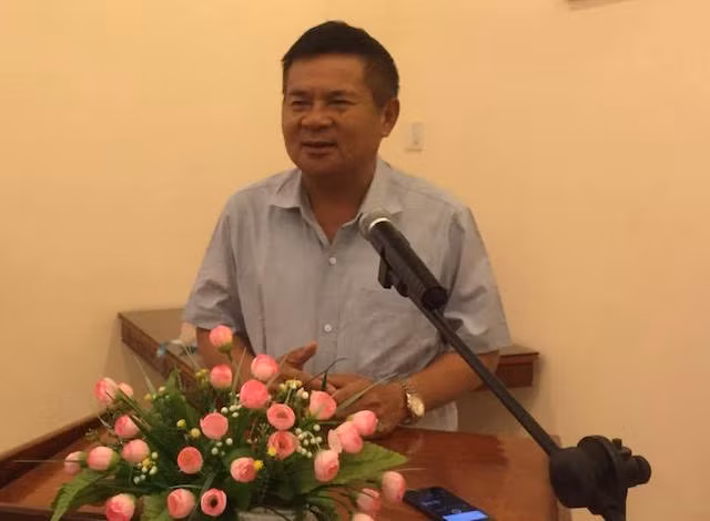 Thiếu tướng Hồ Sỹ Tiến, Cục trưởng Cục cảnh sát hình sự khẳng định: Nghi phạm do nợ nần cờ bạc, sợ xã hội đen uy hiếp nên túng quẫn gây án cướp ngân hàng. Thiếu tướng Hồ Sỹ Tiến, Cục trưởng Cục cảnh sát hình sự khẳng định: Nghi phạm do nợ nần cờ bạc, sợ xã hội đen uy hiếp nên túng quẫn gây án cướp ngân hàng.