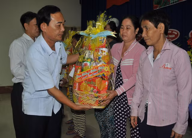 Ông Huỳnh Thanh Bình – Chủ tịch UBND huyện Vĩnh Thuận trao quà tết cho người dân.