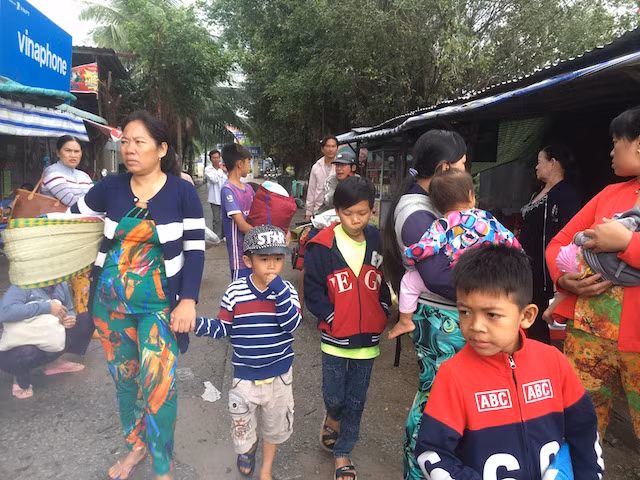 Ai nấy cũng nao nức trở về nhà khi bão không đổ bộ vào đất liền.
