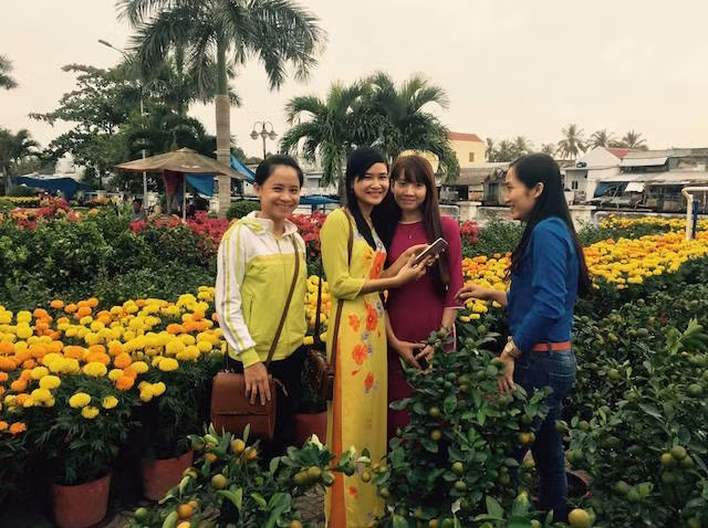 Niềm vui khi các thiếu nữ chụp được bức ảnh ưng ý bên vườn mai.