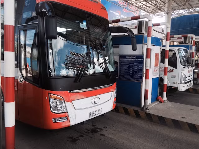 Trạm thu phí T2, nườm nợp phương tiện từ Kiên Giang ra QL91 để qua phà Vàm Cống đi Đồng Tháp, TP Hồ Chí Minh.