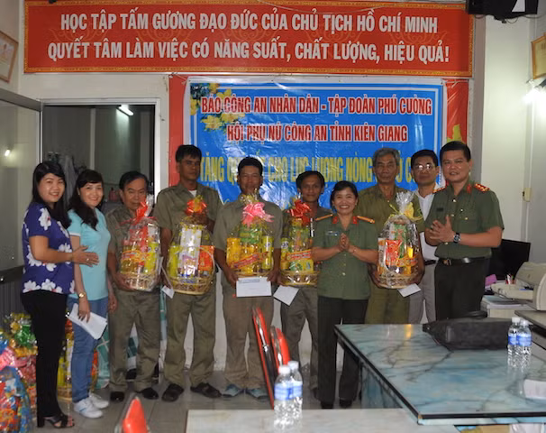 Đoàn công tác xã hội từ thiện Báo CAND, Công an tỉnh Kiên Giang và anh em làm nhiệm vụ tại cơ sở.