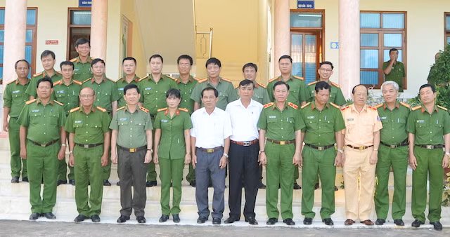 Đoàn công tác chụp ảnh lưu niệm cùng lãnh đạo các đơn vị và lãnh đạo cấp uỷ, chính quyền địa phương.