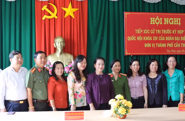 Chủ tịch QH Nguyễn Thị Kim Ngân chụp ảnh lưu niệm cùng các đại biểu. Chủ tịch QH Nguyễn Thị Kim Ngân chụp ảnh lưu niệm cùng các đại biểu.