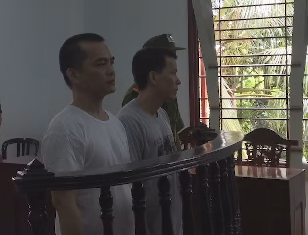 Hiền kháp và Thưởng tại phiên toà.
