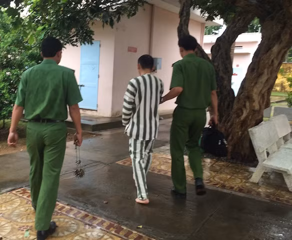Vì cờ bạc, Hưng gây ra vụ cướp bỏ lại gia đình phía sau.