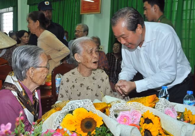 Phó Thủ tướng Thường trực Trương Hòa Bình thăm hỏi, chúc Tết Mẹ VNAH huyện Cần Giuộc, tỉnh Long An.