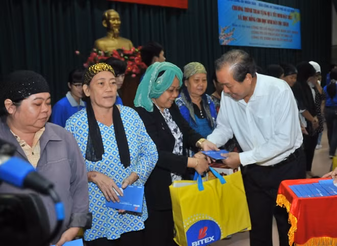 Phó Thủ tướng Thường trực Trương Hòa Bình tặng học bổng cho học sinh dân tộc Chăm quận 8, TP Hồ Chí Minh sáng 15-1.