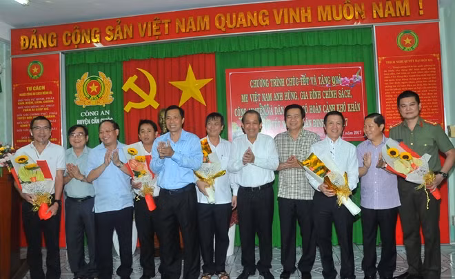 Phó Thủ tướng Thường trực Trương Hòa Bình, lãnh đạo tỉnh Long An, đại diện Báo CAND cùng các mạnh thường quân tại Lễ trao quà Tết sáng 15-1.