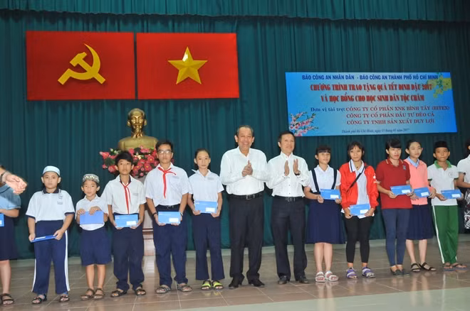 Phó Thủ tướng Thường trực Trương Hòa Bình tặng quà Tết cho người nghèo TP Hồ Chí Minh.