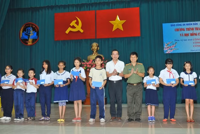 Ông Lâm Tấn Lợi – Giám đốc Công ty TNHH Sản xuất Duy Lợi cùng Đại tá Trần Trọng Dũng – Tổng biên tập Báo Công an TP Hồ Chí Minh tặng học bổng cho học sinh nghèo hiếu học quận 8, TP Hồ Chí Minh.