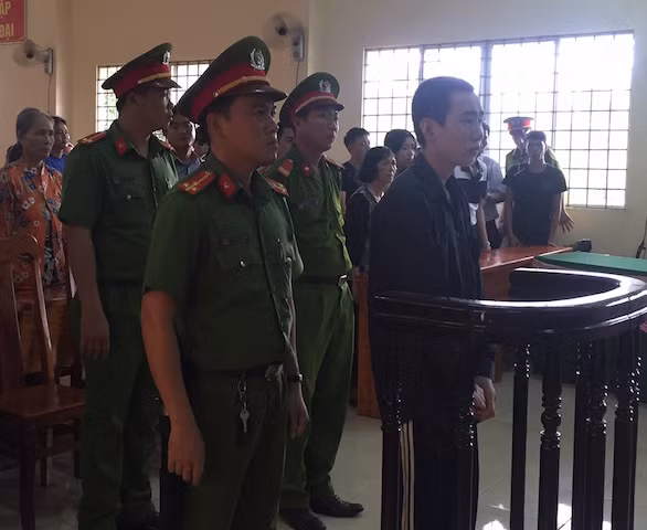 Bị cáo nghe HĐXX tuyên án.