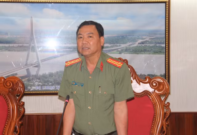 Đại tá Trần Ngọc Hạnh – Giám đốc Công an TP Cần Thơ báo cáo kết quả các mặt công tác với Thứ trưởng cùng đoàn công tác Bộ Công an.