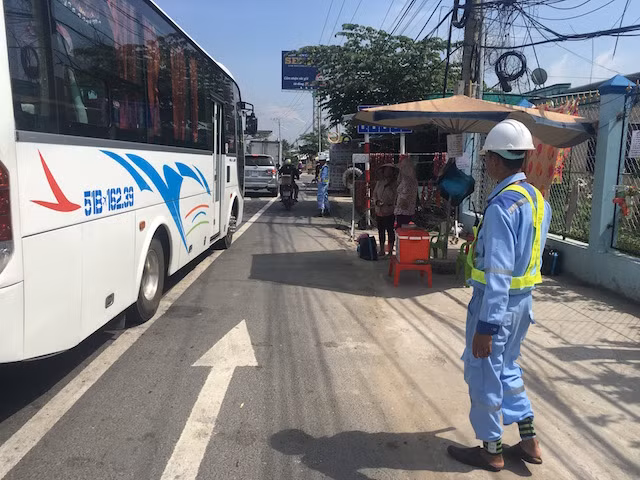 Nhưng chưa đến vào phút, tuyến quốc lộ qua BOT Cai Lậy trở nên ùn ứ.