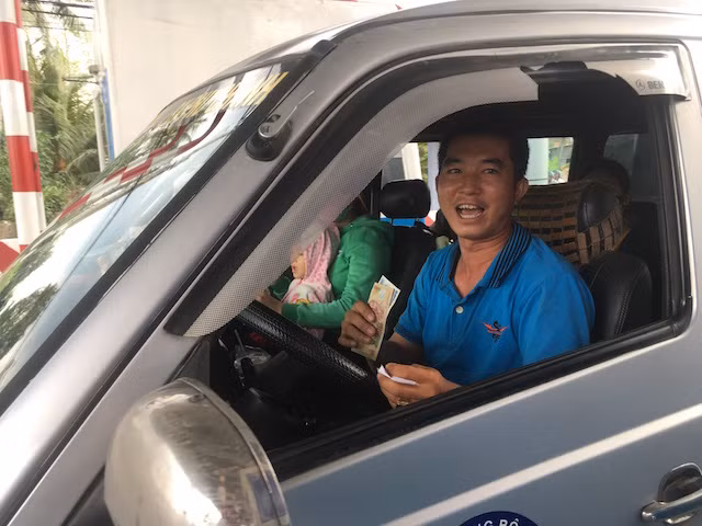 Chuẩn bị sẵn tiền lẻ để trả phí.