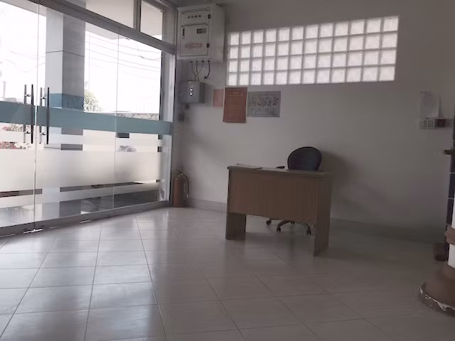 Vị trí cửa phòng giao dịch, nơi tên cướp bước vào móc súng đe doạ để cướp ngân hàng.