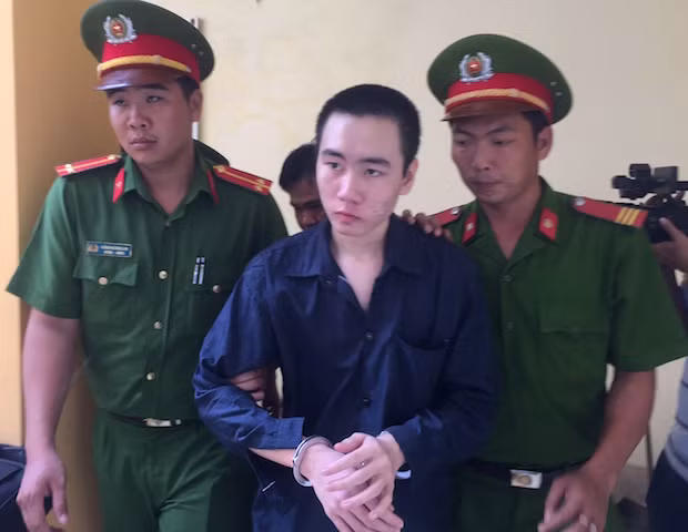 Bị cáo được dẫn giải ra xe, đưa về Trại tạm giam Công an tỉnh Vĩnh Long.