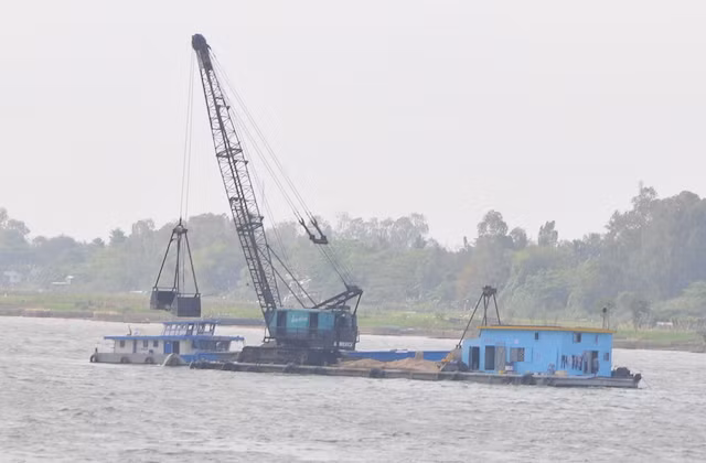 Công ty CP Đầu tư PTN&KCN Đồng Tháp được cấp phép khai thác mỏ cát trên sông Tiền, qua thuỷ phận thuộc phường 11, xã Tân Thuận Tây, Tịnh Thới (TP Cao Lãnh), xã Mỹ Xương (huyện Cao Lãnh), xã Tân Mỹ, xã Tân Khánh Tây (huyện lấp Vò), với 2 khu vực mỏ có tổng diện tích 1,685km2 (168,5ha). Công suất cho phép là 1,3 triệu m3/năm. Trong năm 2016, công ty đã khai thác 1,4 triệu m3, tăng 100.000m3. Ngoài ra, Công ty TNHH KTC Định Thành và Công ty TNHH Sông Hậu được cấp 3 giấy phép, với công suất cho phép là 250.000m3/năm… Công ty CP Đầu tư PTN&KCN Đồng Tháp được cấp phép khai thác mỏ cát trên sông Tiền, qua thuỷ phận thuộc phường 11, xã Tân Thuận Tây, Tịnh Thới (TP Cao Lãnh), xã Mỹ Xương (huyện Cao Lãnh), xã Tân Mỹ, xã Tân Khánh Tây (huyện lấp Vò), với 2 khu vực mỏ có tổng diện tích 1,685km2 (168,5ha). Công suất cho phép là 1,3 triệu m3/năm. Trong năm 2016, công ty đã khai thác 1,4 triệu m3, tăng 100.000m3. Ngoài ra, Công ty TNHH KTC Định Thành và Công ty TNHH Sông Hậu được cấp 3 giấy phép, với công suất cho phép là 250.000m3/năm…