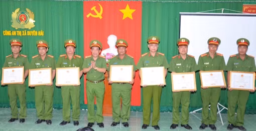 Khen thưởng 4 người dân dũng cảm vây bắt kẻ trộm ảnh 2