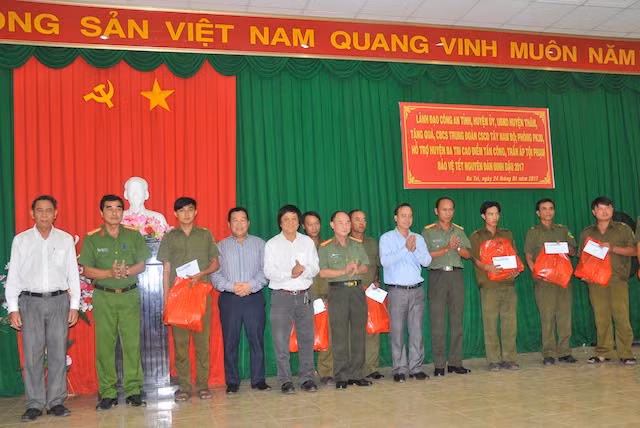 Đại tá Trần Kim Thẩm cùng Đại tá Nguyễn Văn Nhựt – Phó Giám đốc Công an tỉnh Bến Tre cùng các Mạnh thường quân: Ông Ngô Bửu Khánh, ông Lưu Quốc Cường và ông Phùng Cẩm và lãnh đạo huyện Ba Tri tặng quà Tết cho lực lượng Công an viên huyện Ba Tri.