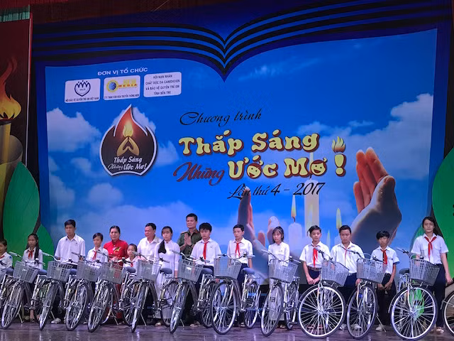 Bà Nguyễn Thị Thanh Hòa, Chủ tịch Hội Bảo vệ Quyền trẻ em Việt Nam, đồng chí Võ Thành Hạo, Bí thư Tỉnh ủy Bến Tre cùng đại diện Báo CAND trao tặng xe đạp cho học sinh nghèo tỉnh Bến Tre.