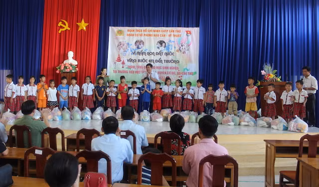 Những phần quà ý nghĩa được trao cho các em.