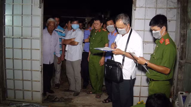 Cơ quan chức năng khám nghiệm hiện trường xảy ra vụ việc.