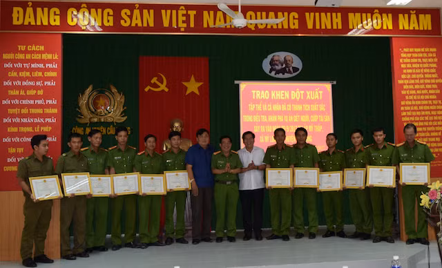 Đại tá Phan Thanh Quân, Phó giám đốc Công an tỉnh Trà Vinh và lãnh đạo UBND huyện trao khen cho các tập thể, cá nhân.