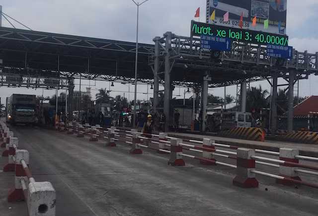 BOT Cai Lậy xả trạm lần thứ nhất vào trưa 2-12.