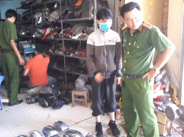 Cơ quan Công an kiểm tra công ty, nơi tiêu thụ kính do đối tượng bẻ trộm. Cơ quan Công an kiểm tra công ty, nơi tiêu thụ kính do đối tượng bẻ trộm.