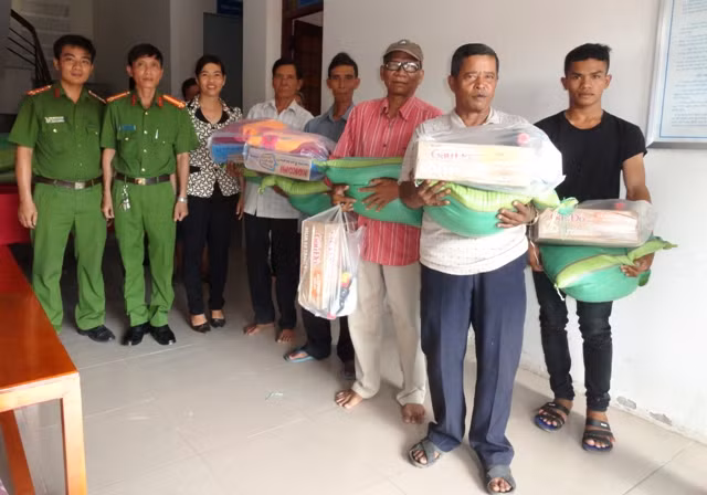 Công an phường 9 (TP Trà Vinh) tặng quà cho người dân.