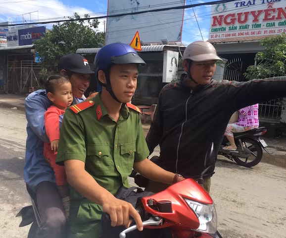 Lực lượng Công an túc trực tại ngã ba, ngã tư của thị trấn Gành Hào để đưa người dân trở về nhà.